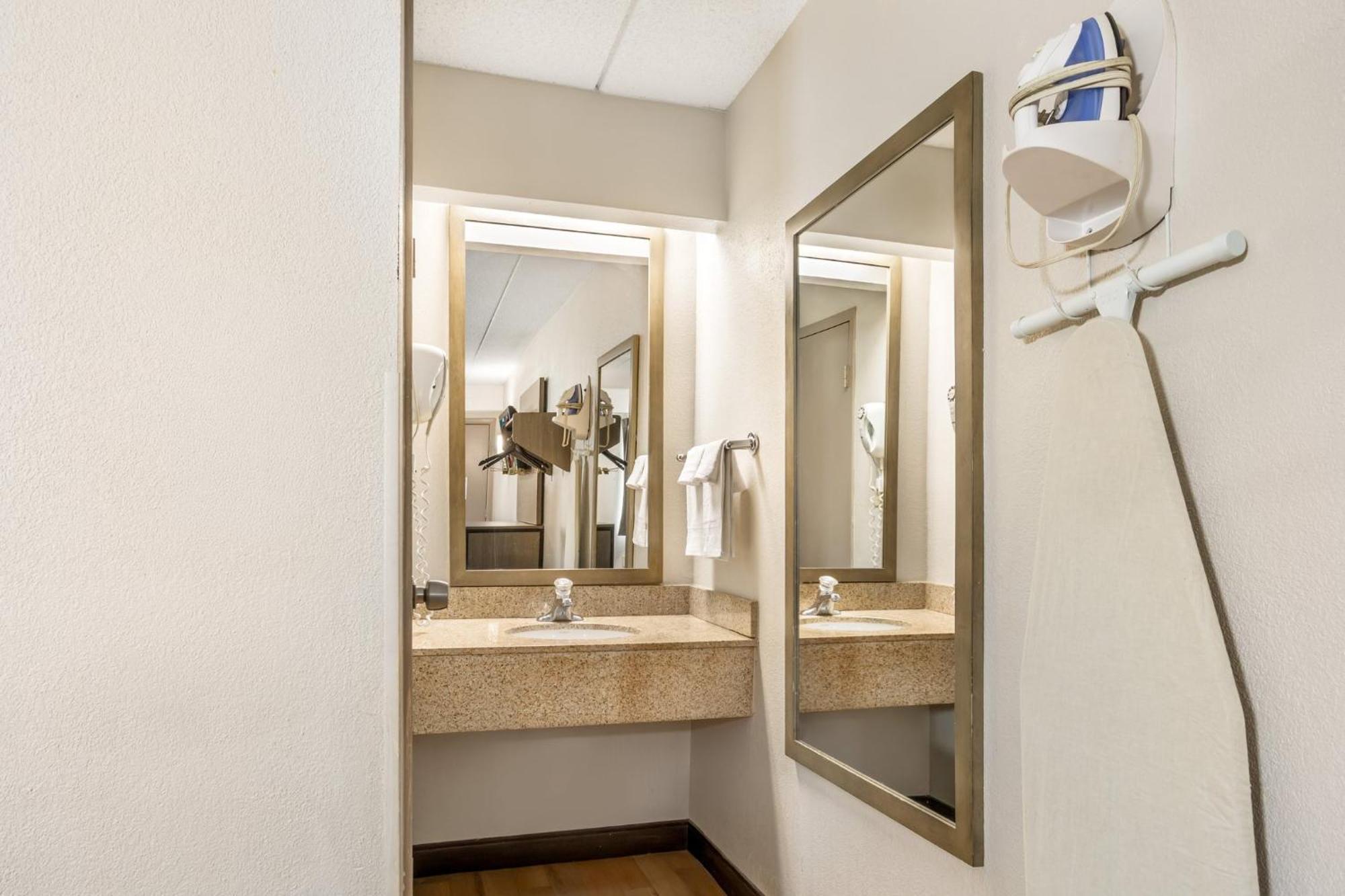 Red Roof Inn Tinton Falls-Jersey Shore Bagian luar foto