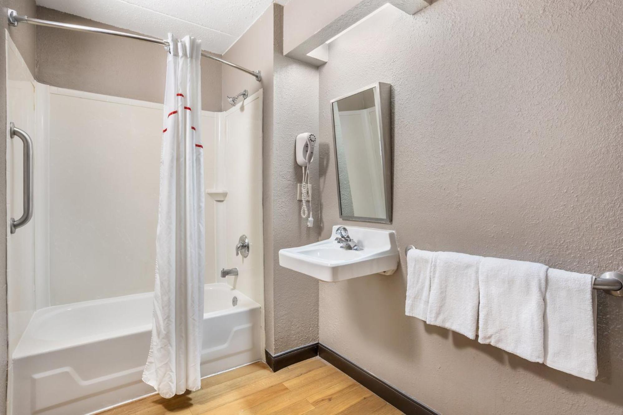 Red Roof Inn Tinton Falls-Jersey Shore Bagian luar foto